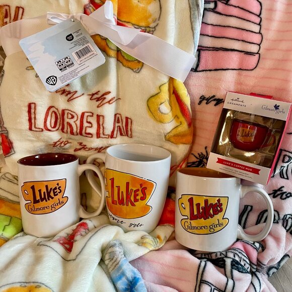 NEW Ultimate Gilmore Girls Super Fan Package: 2 Blankets, 3 Mugs, 1 Ornament - Picture 6 of 8